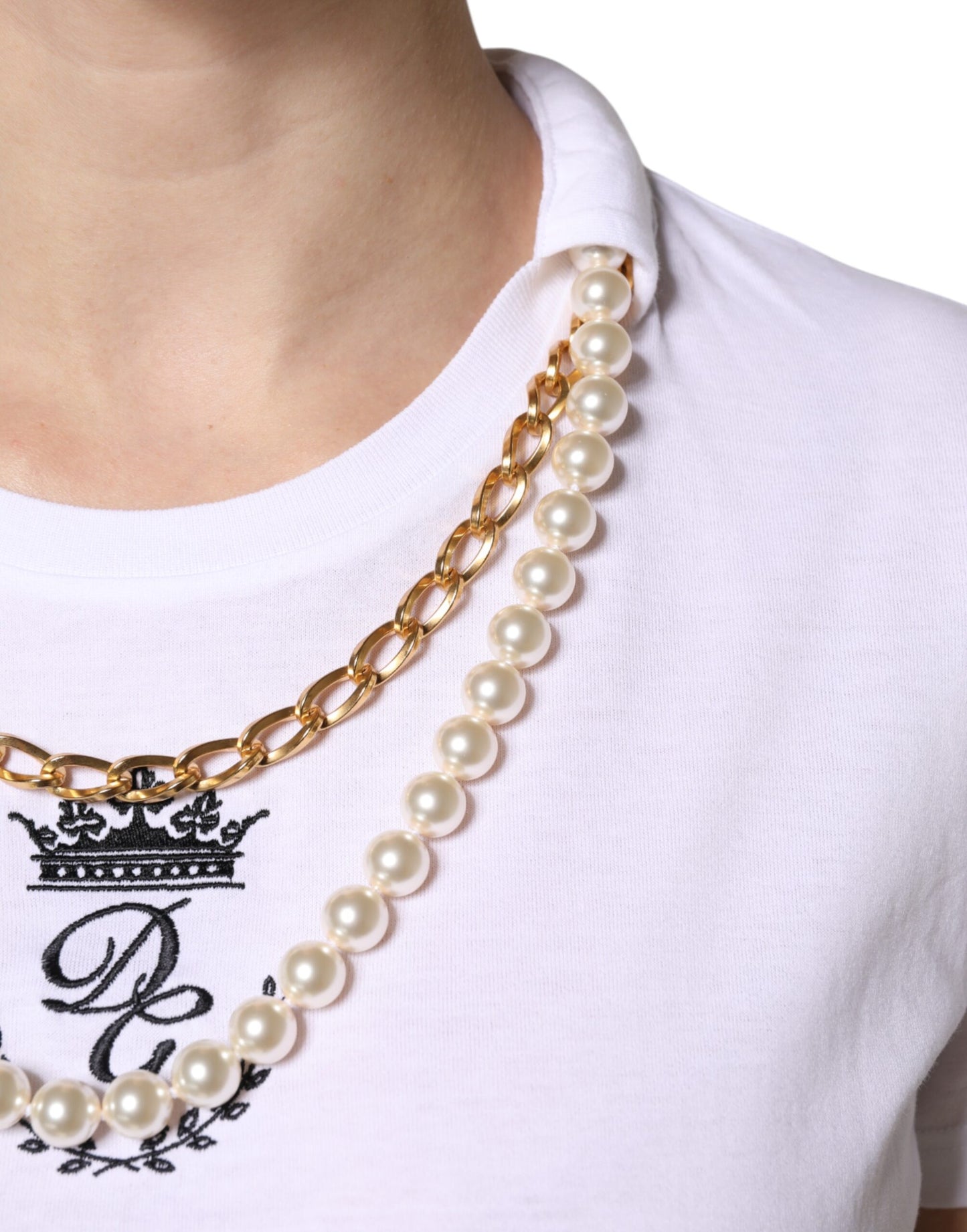 Camiseta de algodón con cuello redondo y cadena blanca perlada