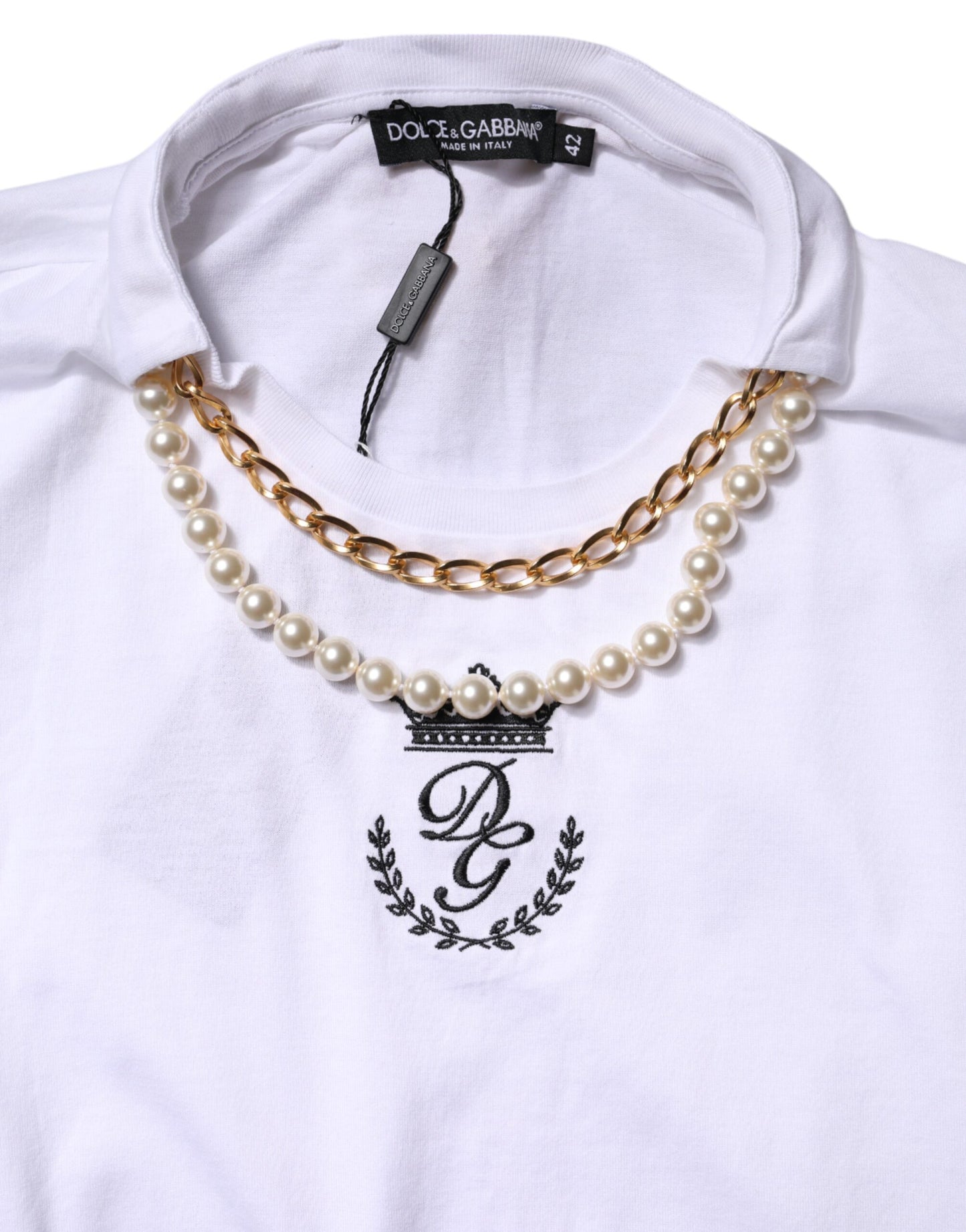 Camiseta de algodón con cuello redondo y cadena blanca perlada