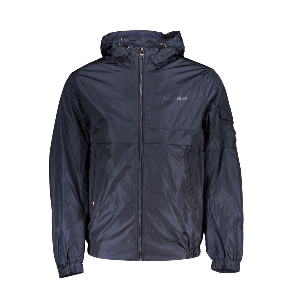 Chaqueta deportiva elegante azul con capucha y detalles en contraste