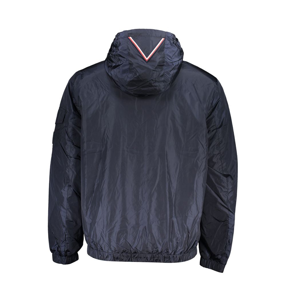 Chaqueta deportiva elegante azul con capucha y detalles en contraste