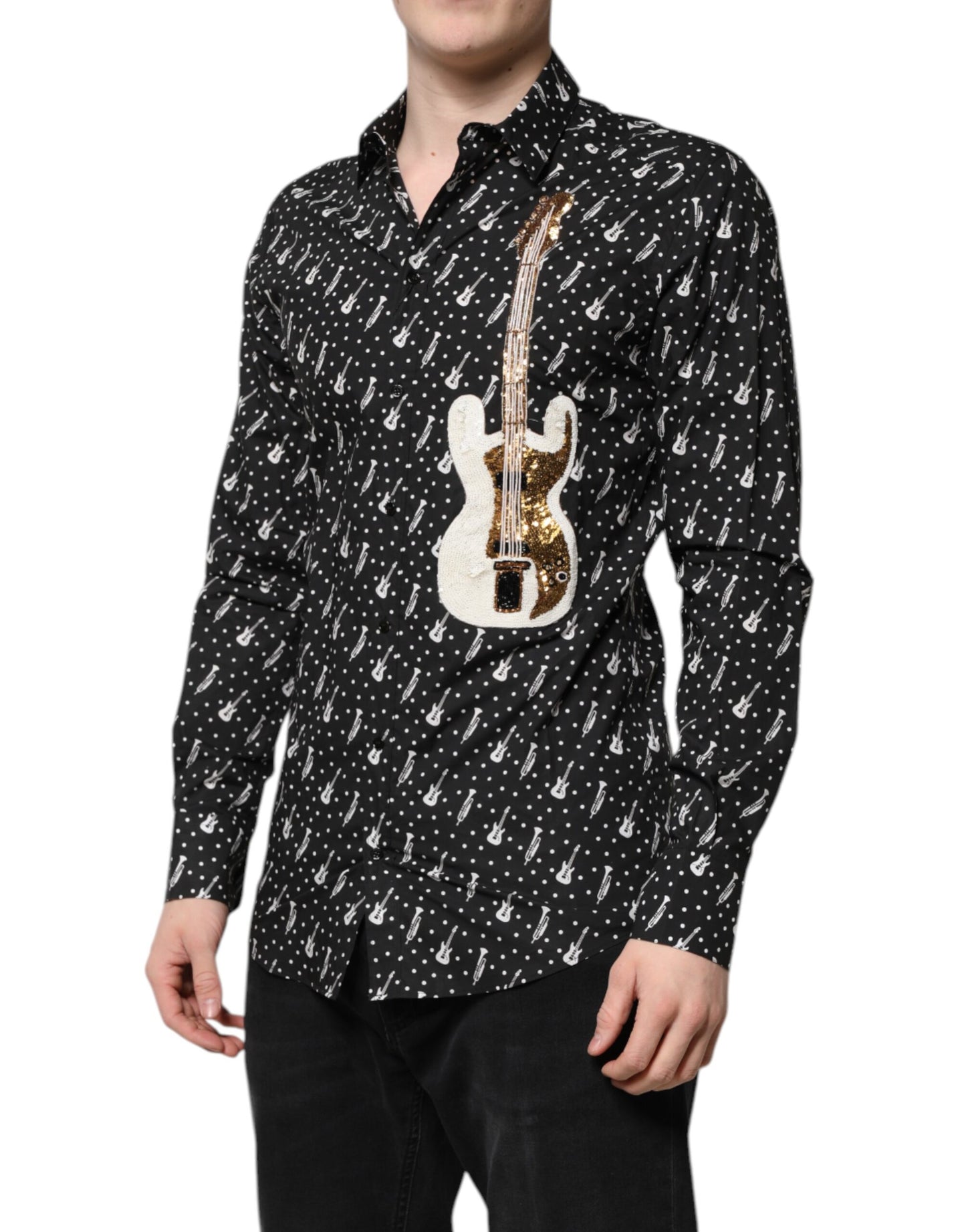 Camisa negra con adornos de instrumentos dorados