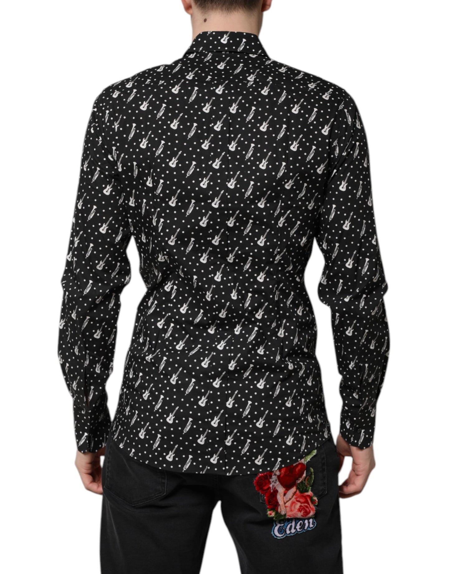 Camisa negra con adornos de instrumentos dorados