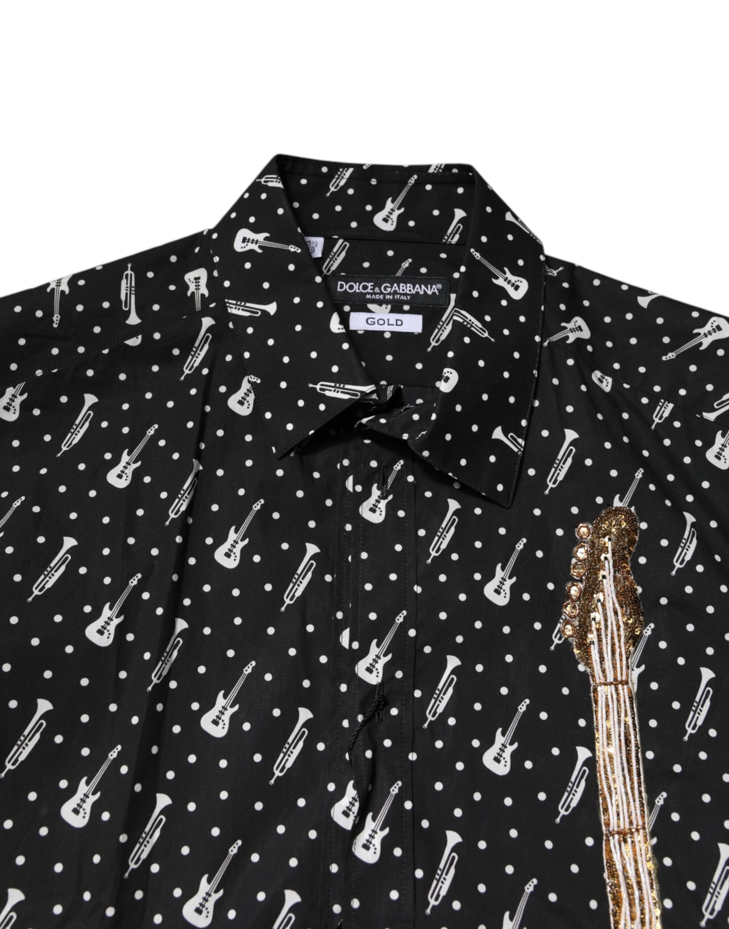 Camisa negra con adornos de instrumentos dorados