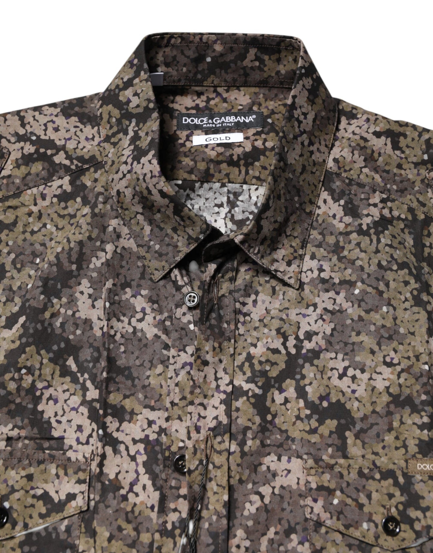 Camisa de camuflaje multicolor con botones dorados