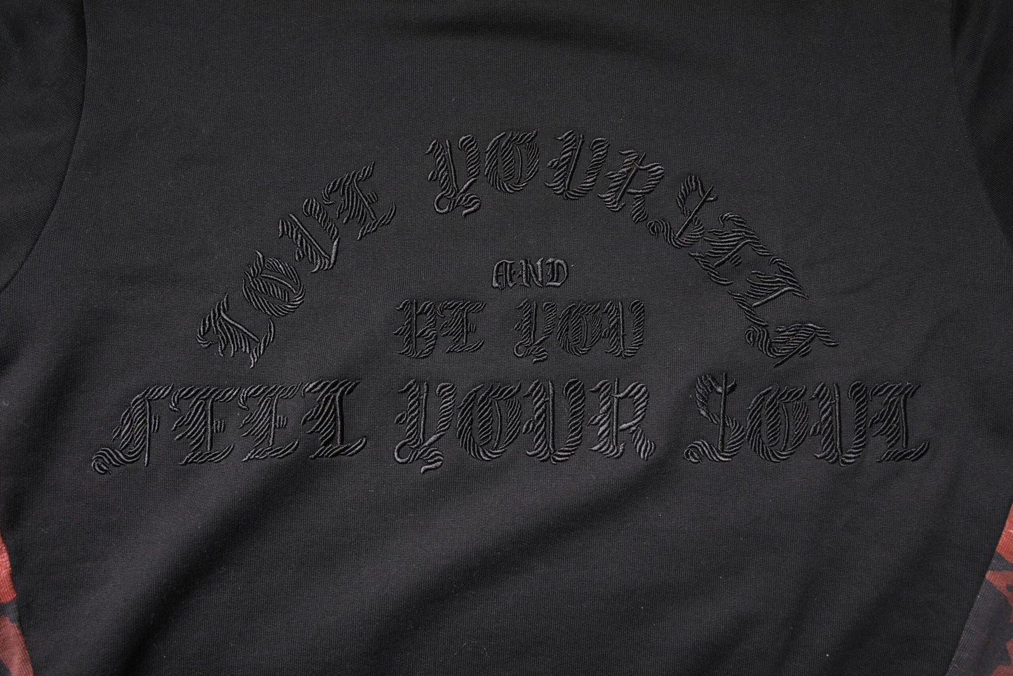 Pull ras du cou brodé noir