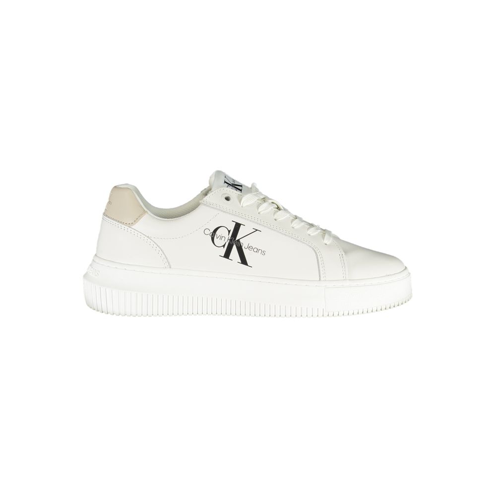 Zapatillas blancas elegantes con cordones y detalles en contraste