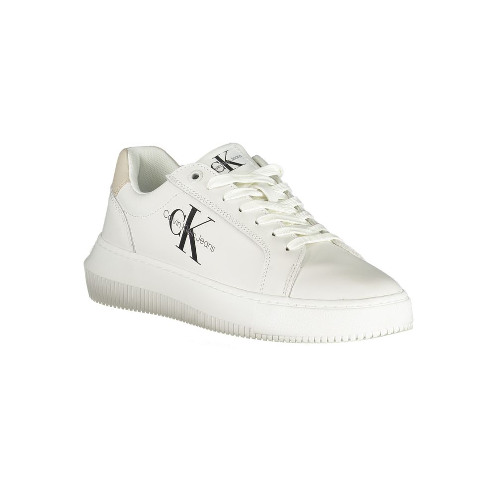 Zapatillas blancas elegantes con cordones y detalles en contraste