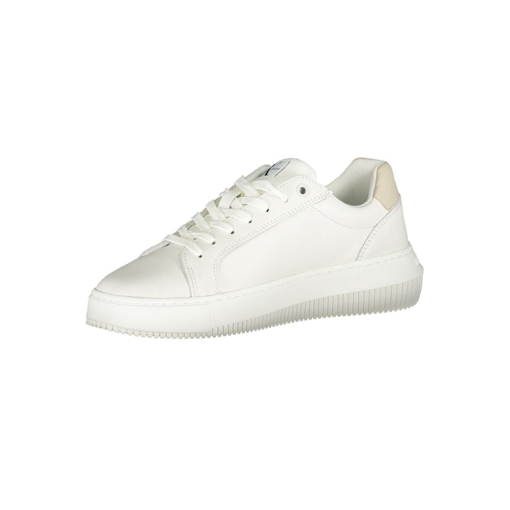 Zapatillas blancas elegantes con cordones y detalles en contraste