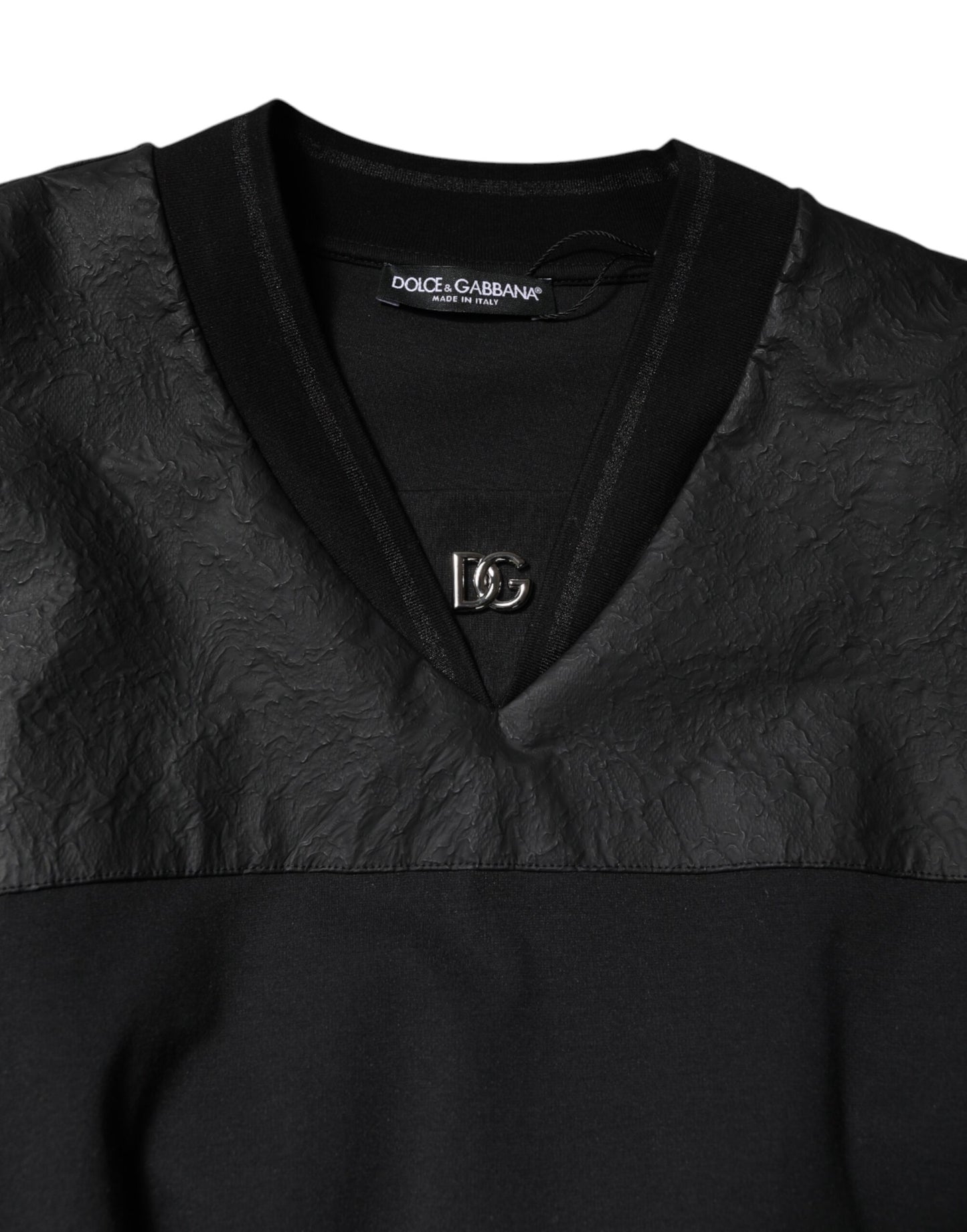 Camiseta negra de algodón de manga corta con cuello en V