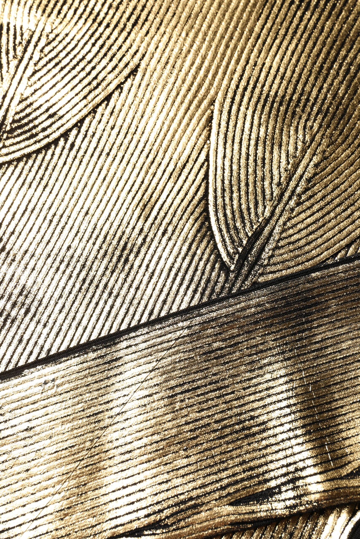Top tipo jersey de manga larga con cuello redondo dorado