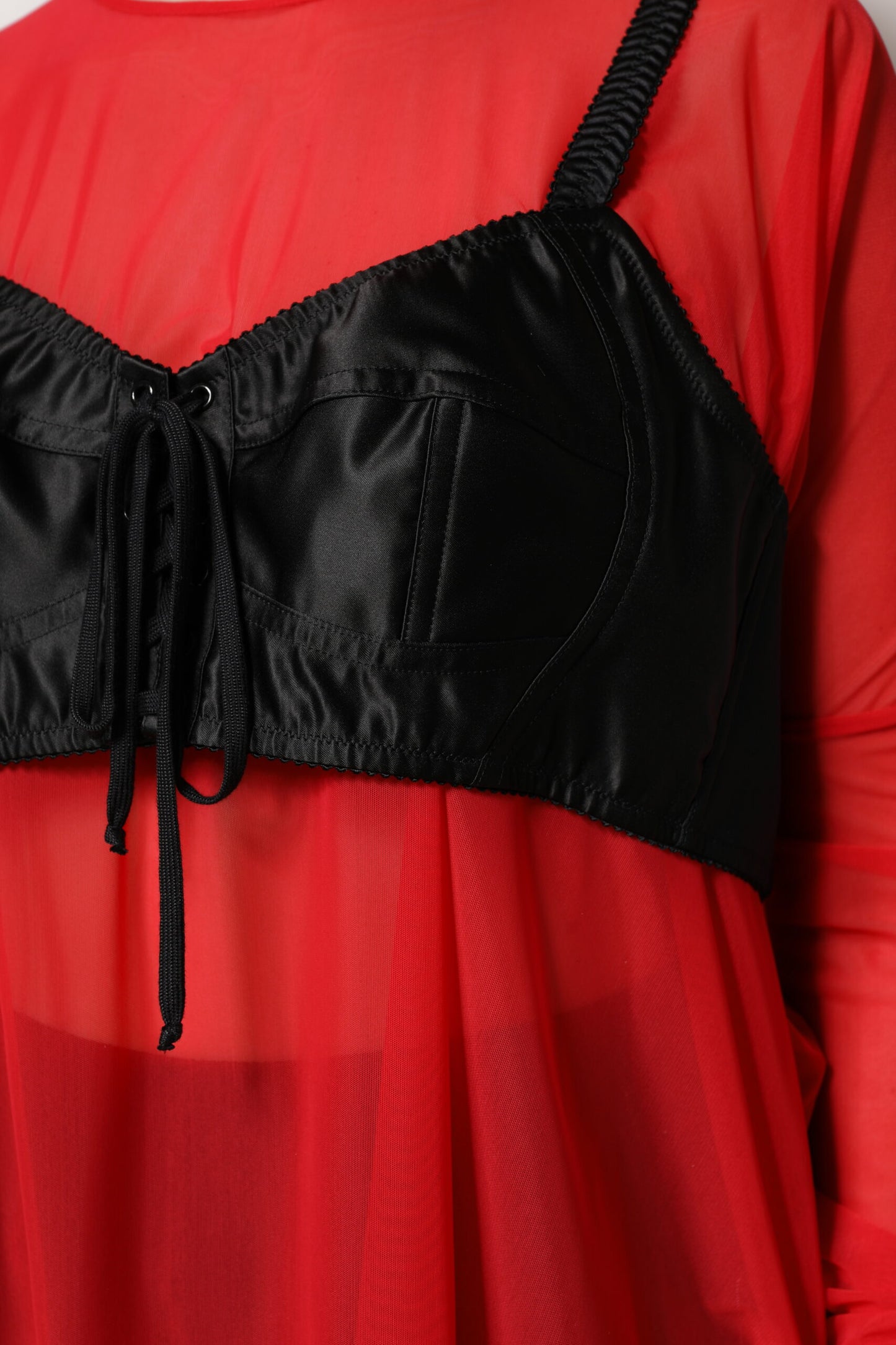 Top de manga larga con detalle de bustier rojo y negro