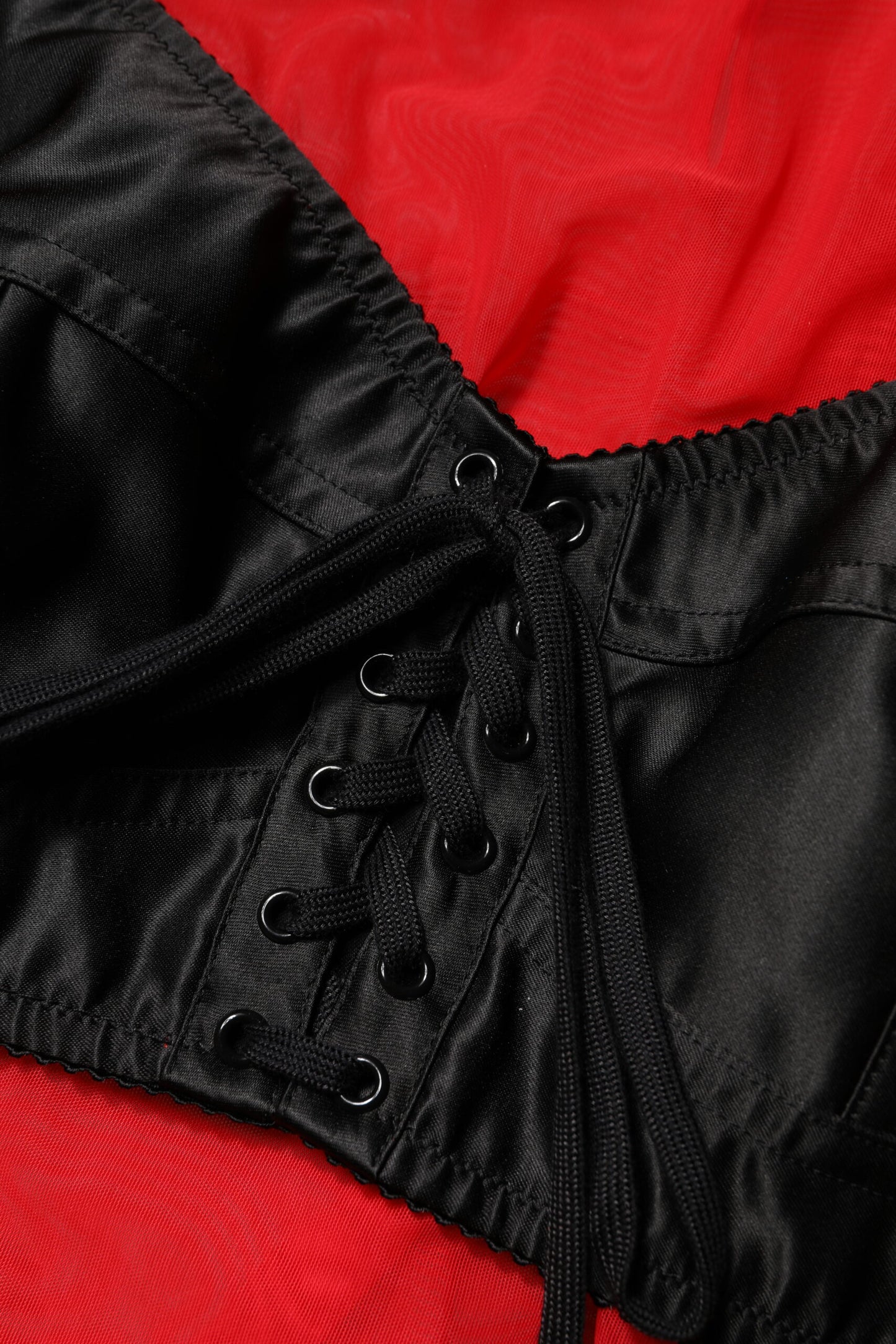 Top de manga larga con detalle de bustier rojo y negro
