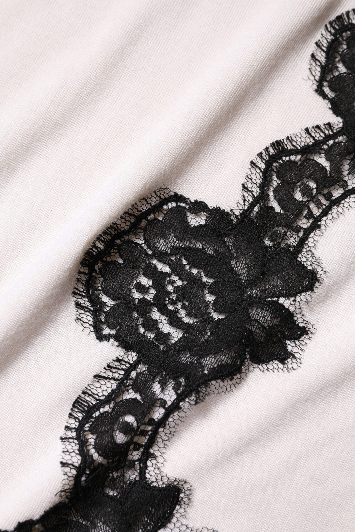 Camiseta sin mangas de cachemira blanca con detalles de encaje floral
