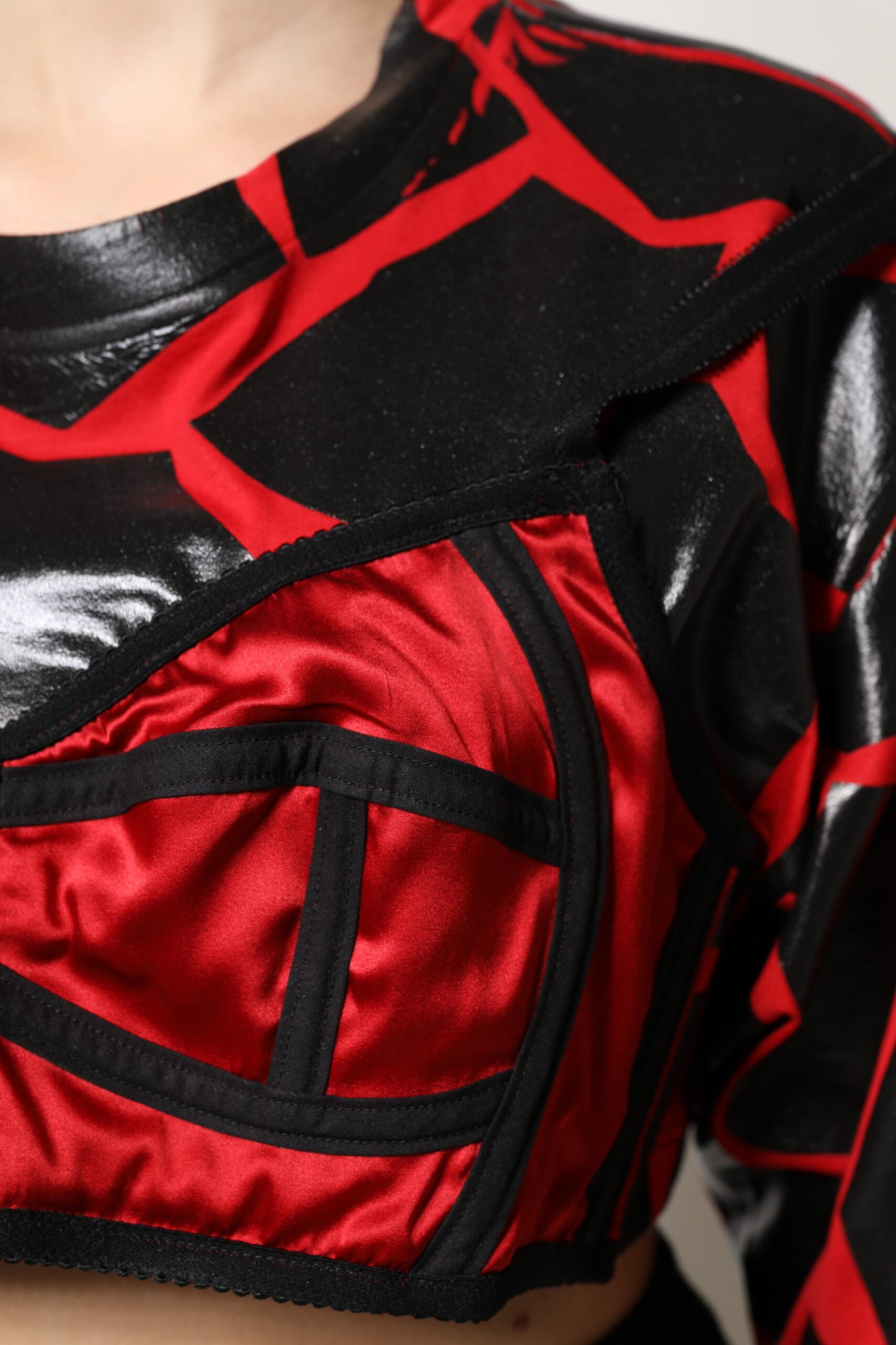 Top corto con detalle de bustier de algodón rojo y negro