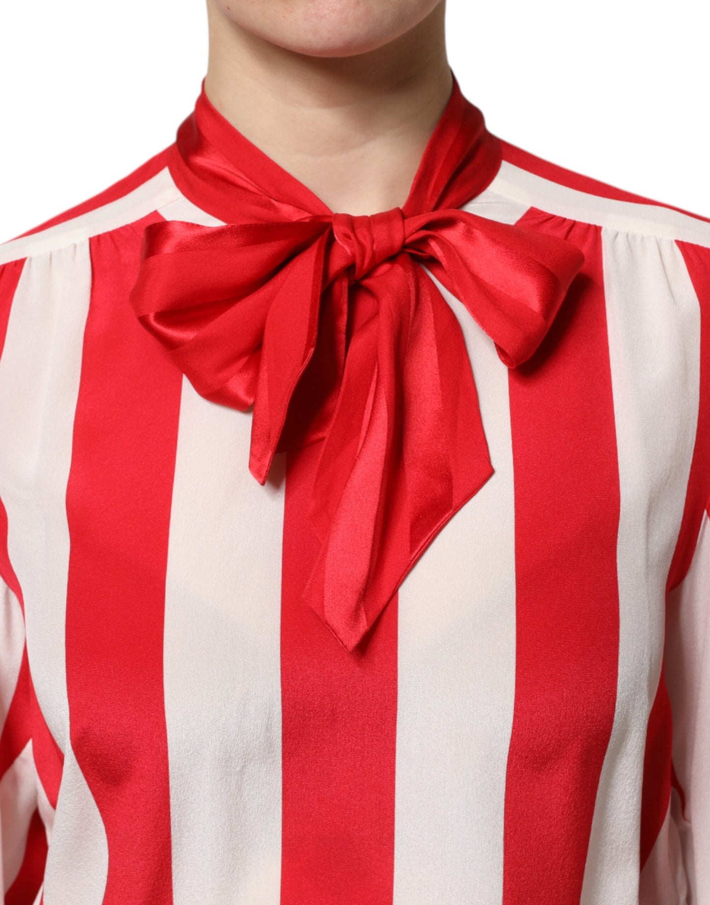 Blusa con cuello Ascot y rayas rojas y blancas