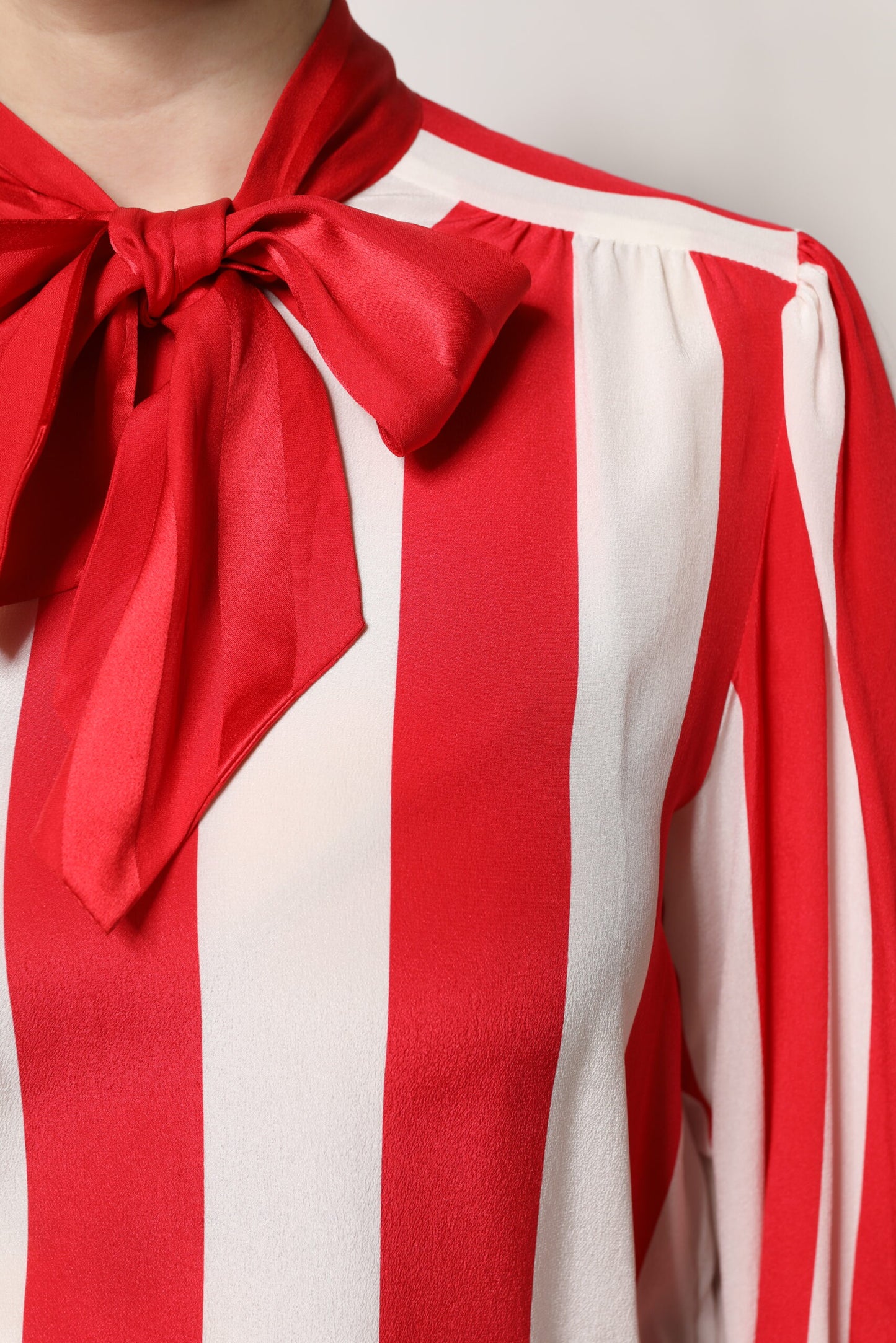 Blusa con cuello Ascot y rayas rojas y blancas