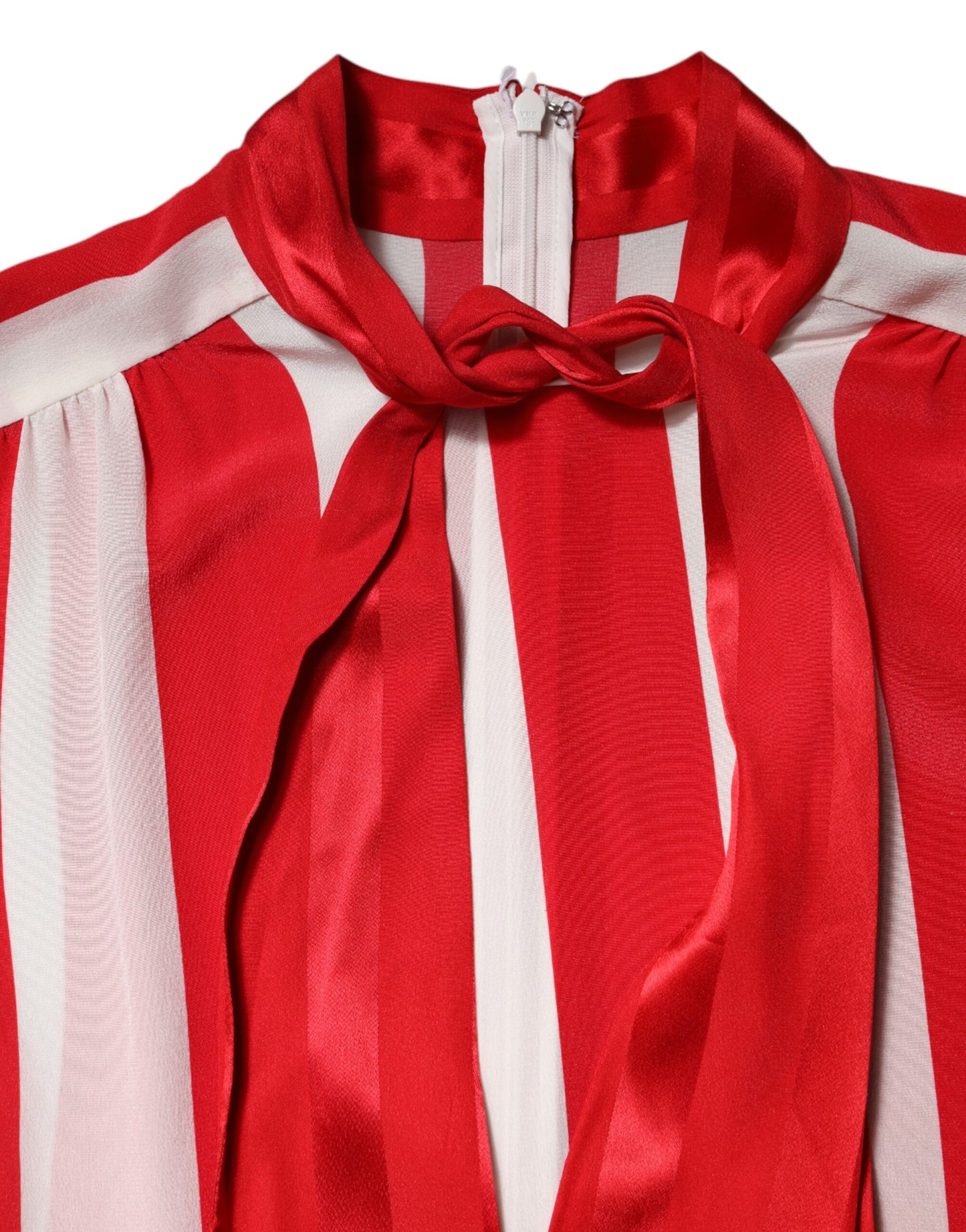 Blusa con cuello Ascot y rayas rojas y blancas