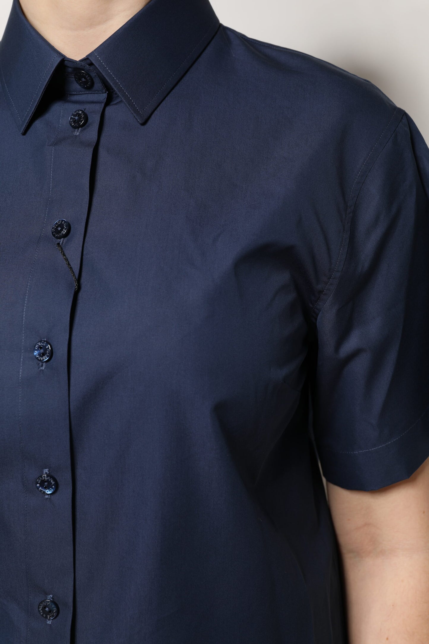 Blusa de algodón azul de manga corta con botones