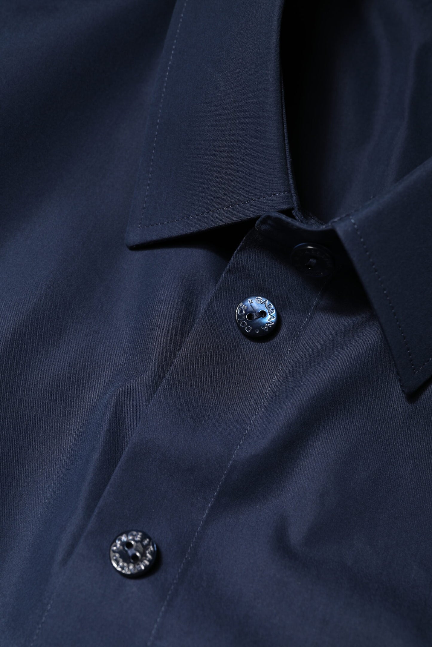 Blusa de algodón azul de manga corta con botones
