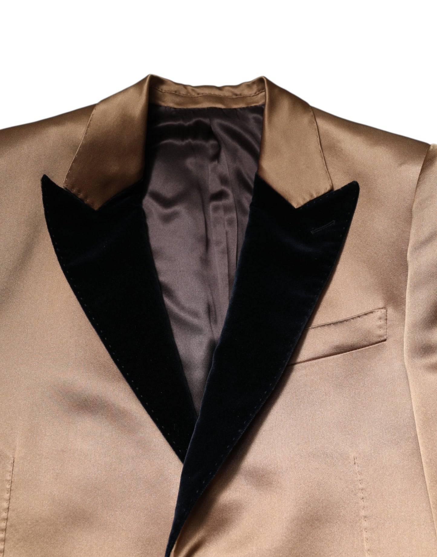 Chaqueta gabardina de seda marrón con botonadura sencilla