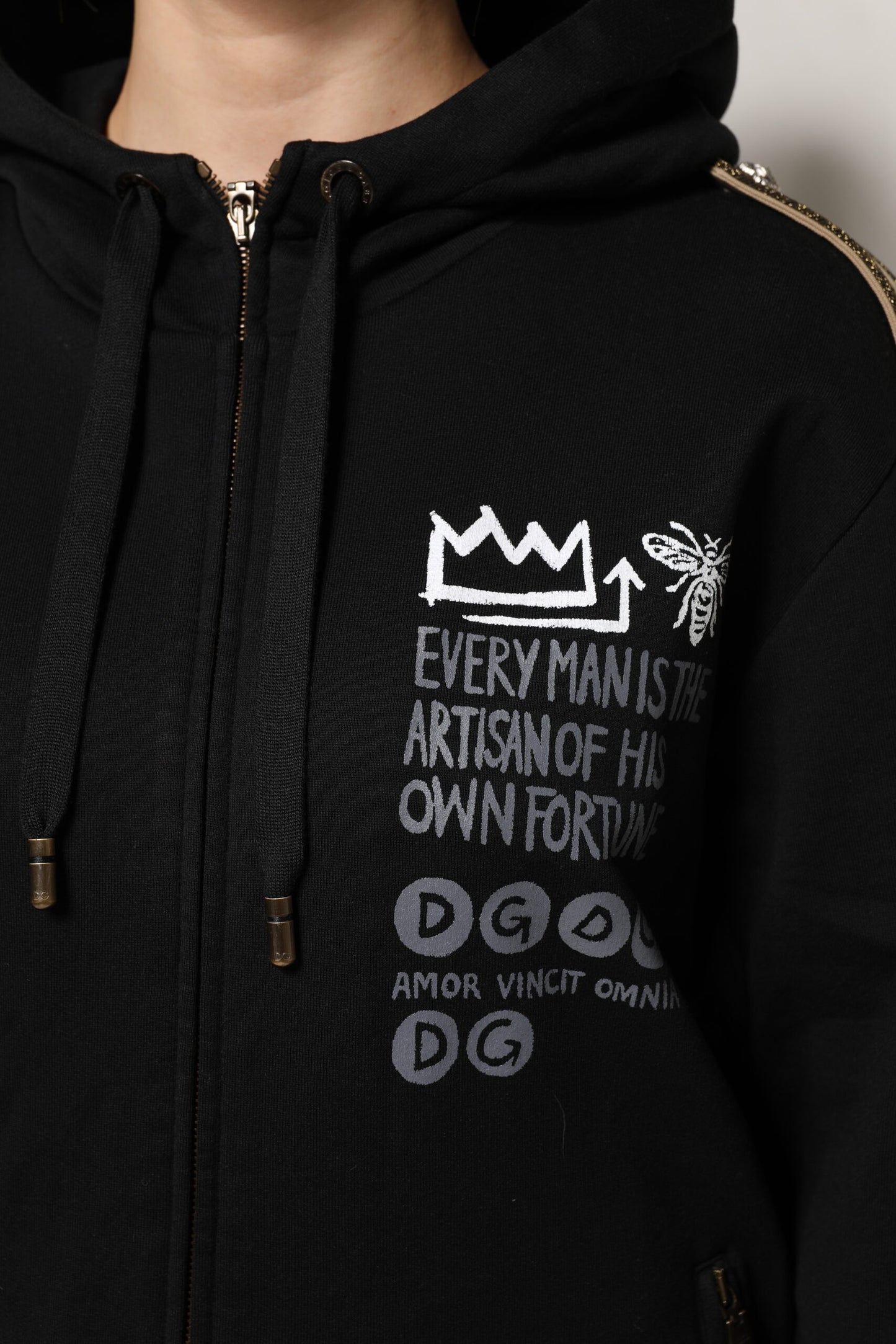 Chaqueta tipo sudadera con capucha y cremallera completa con logotipo negro