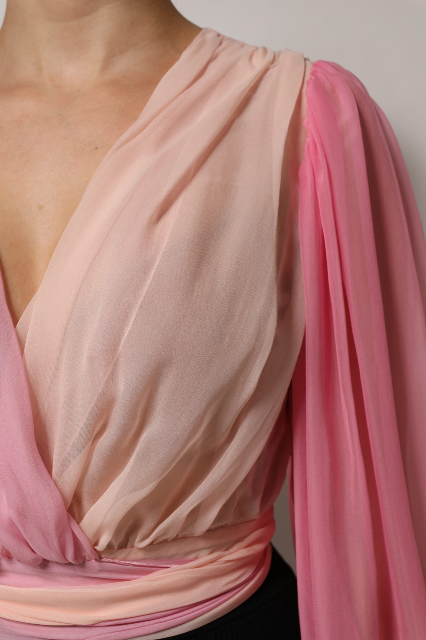 Blusa rosa de manga larga con escote en V pronunciado