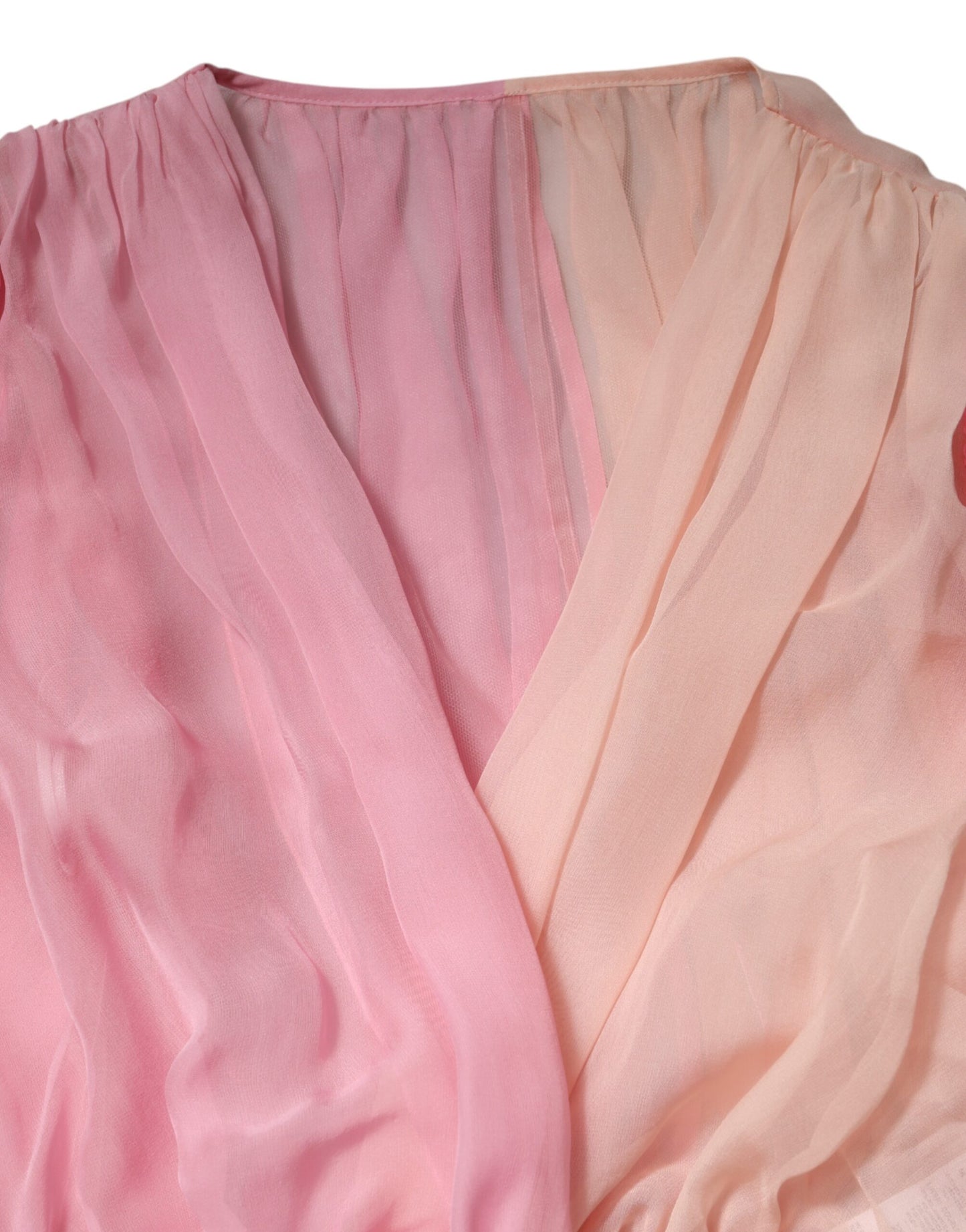 Blusa rosa de manga larga con escote en V pronunciado