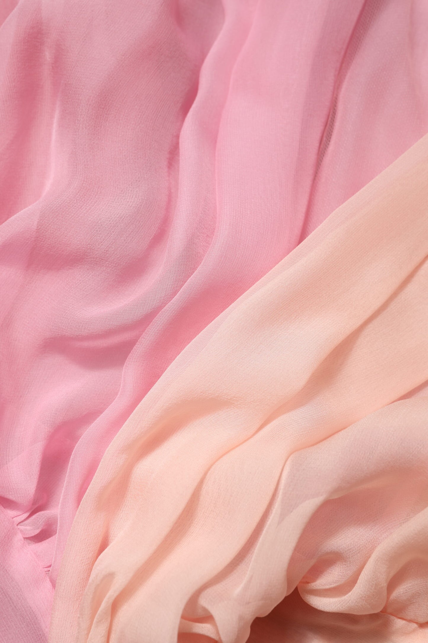 Blusa rosa de manga larga con escote en V pronunciado