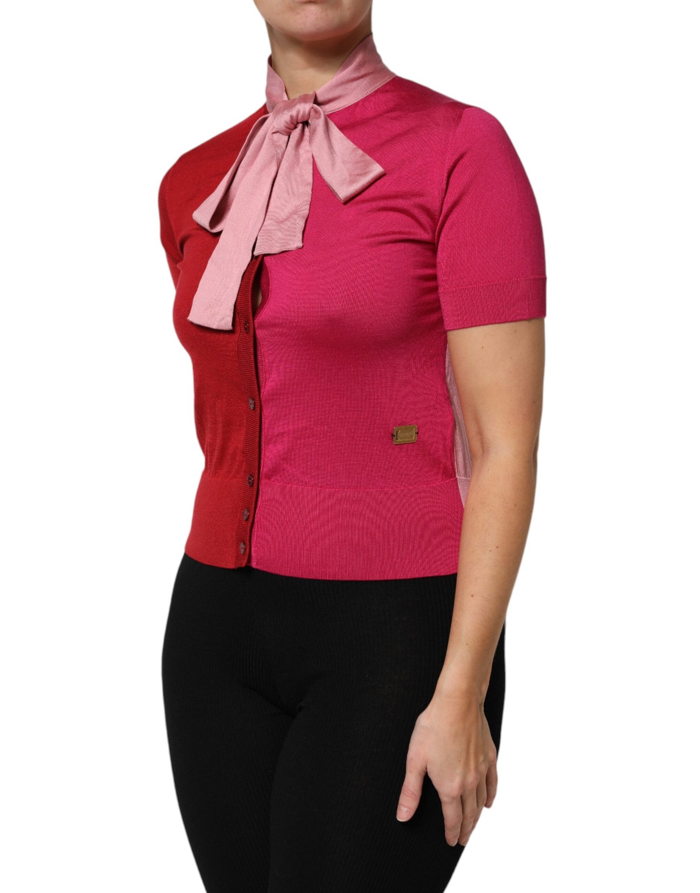 Top rosa de manga corta con cuello Ascot y botones