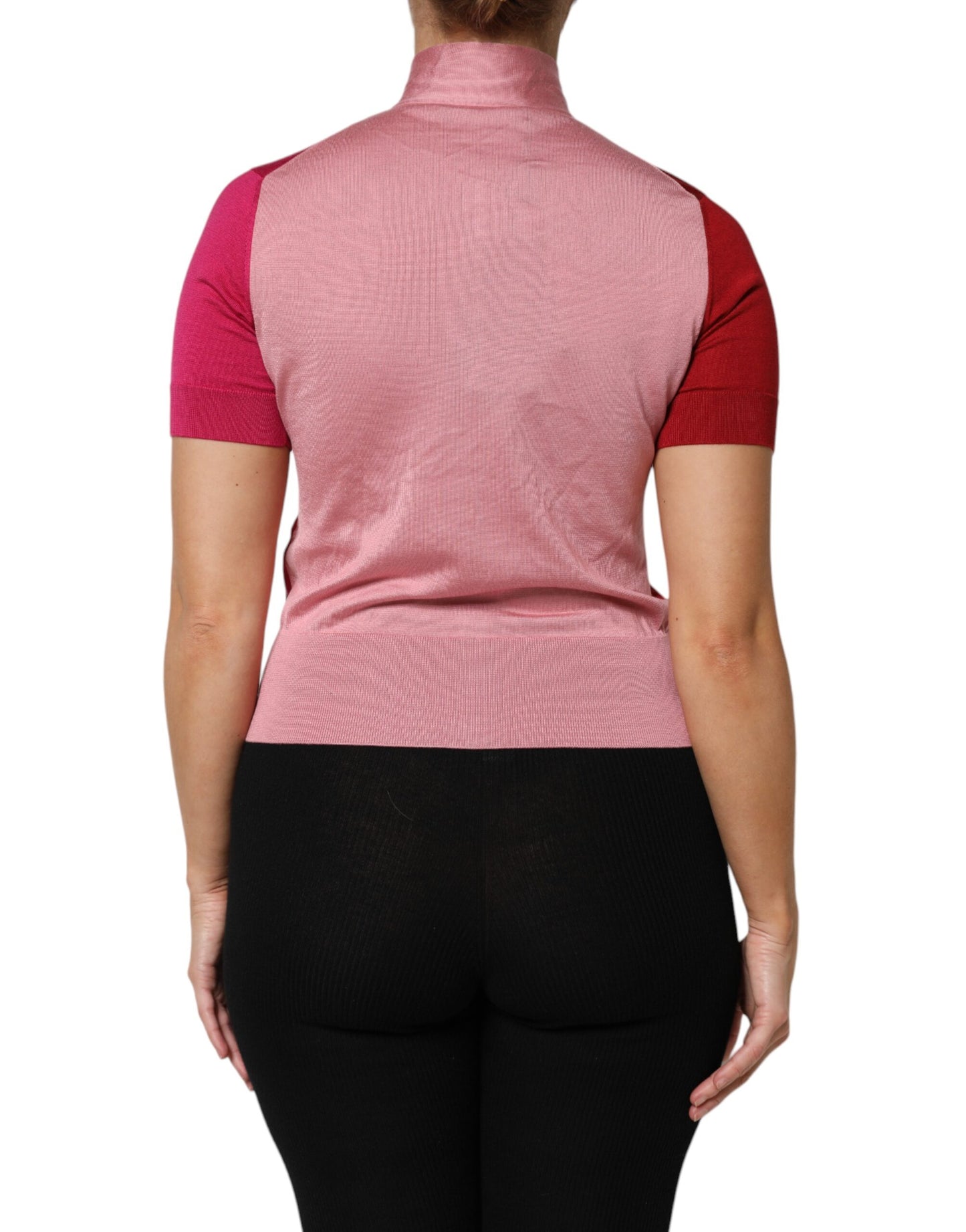 Top rosa de manga corta con cuello Ascot y botones