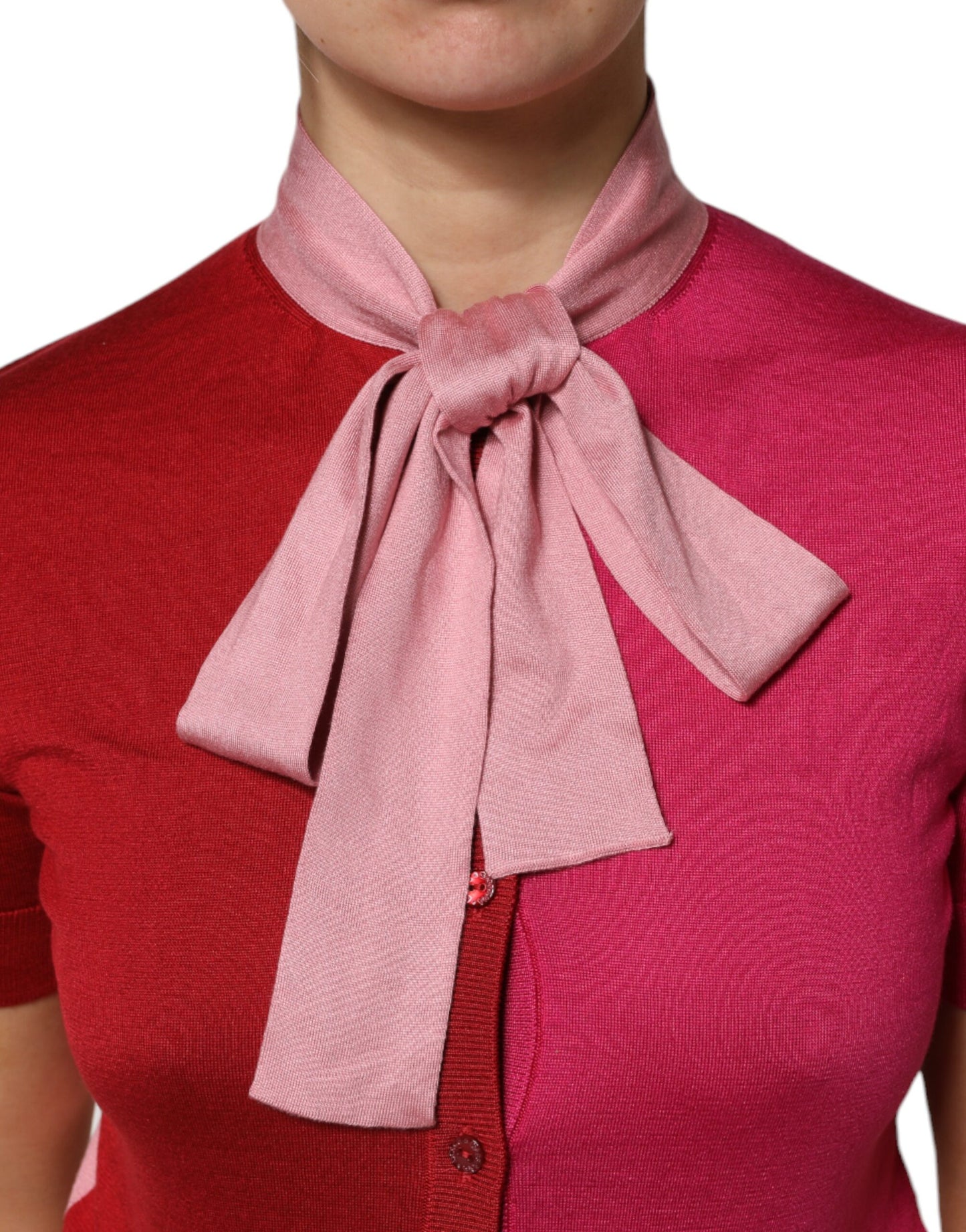 Top rosa de manga corta con cuello Ascot y botones