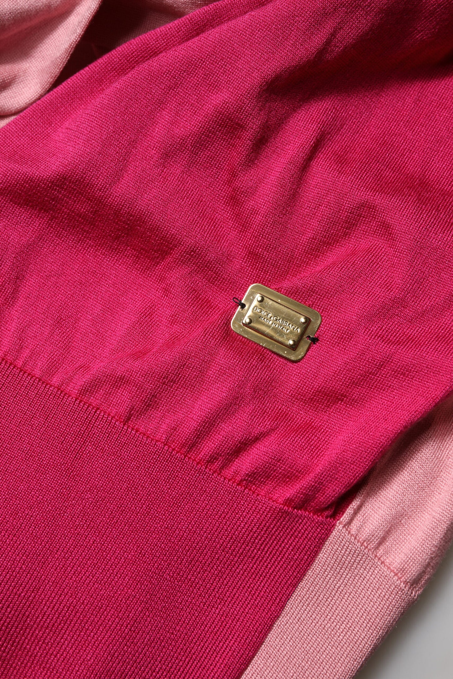 Top rosa de manga corta con cuello Ascot y botones