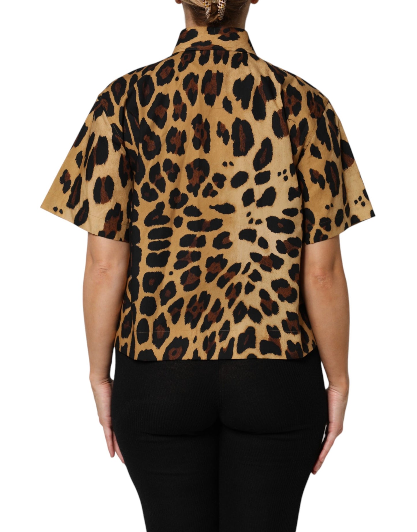 Polo de manga corta con cuello y estampado de leopardo marrón