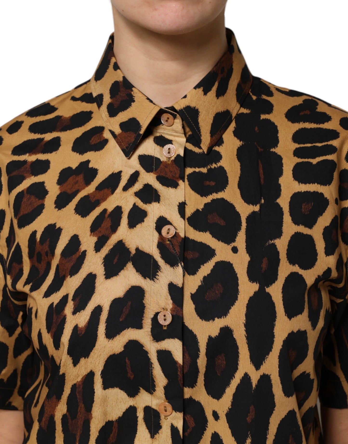 Polo de manga corta con cuello y estampado de leopardo marrón