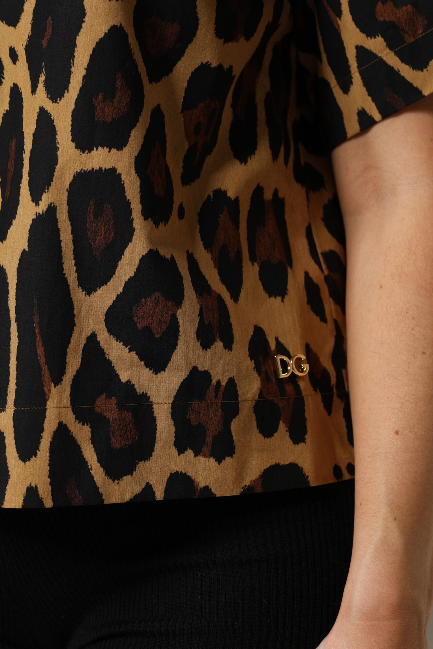 Polo de manga corta con cuello y estampado de leopardo marrón