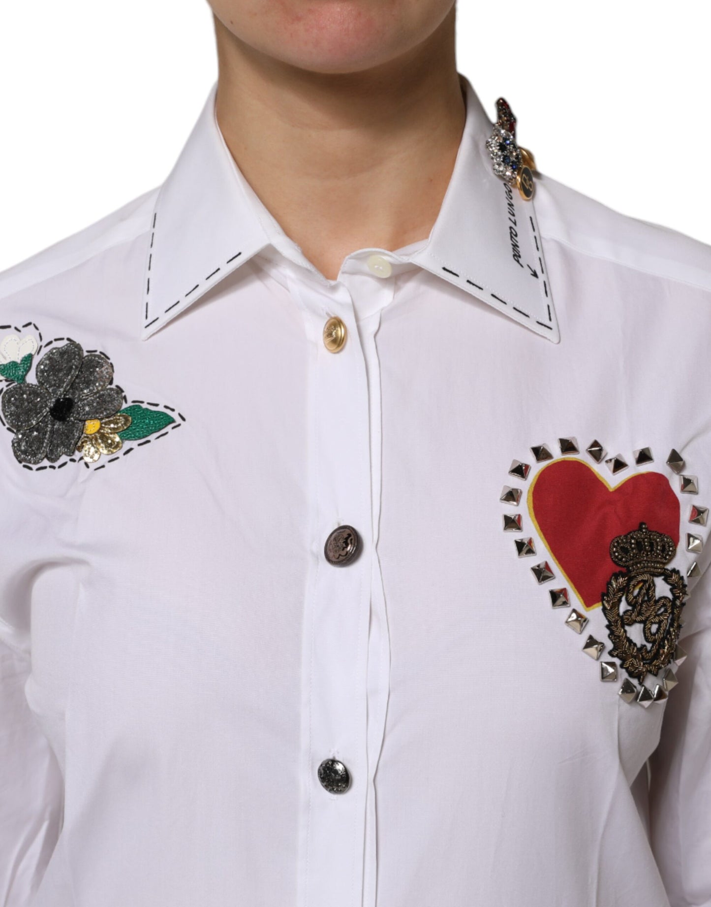 Camisa blanca de algodón con adornos florales
