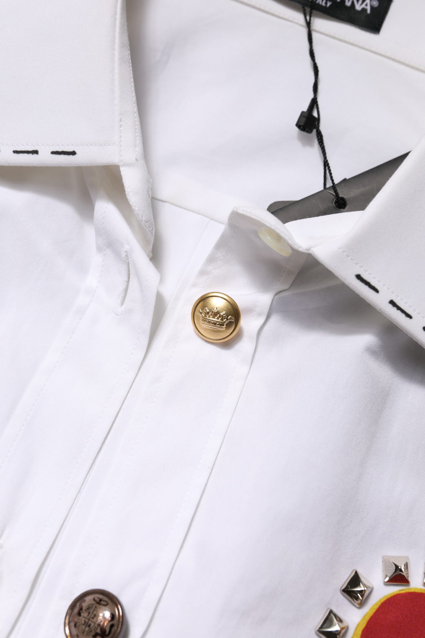 Camisa blanca de algodón con adornos florales
