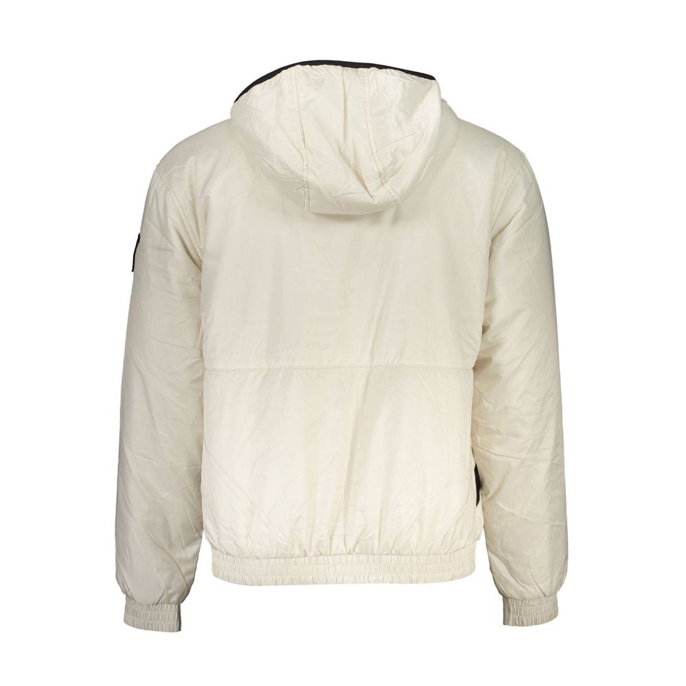 Elegante chaqueta beige con capucha: prenda de abrigo atemporal