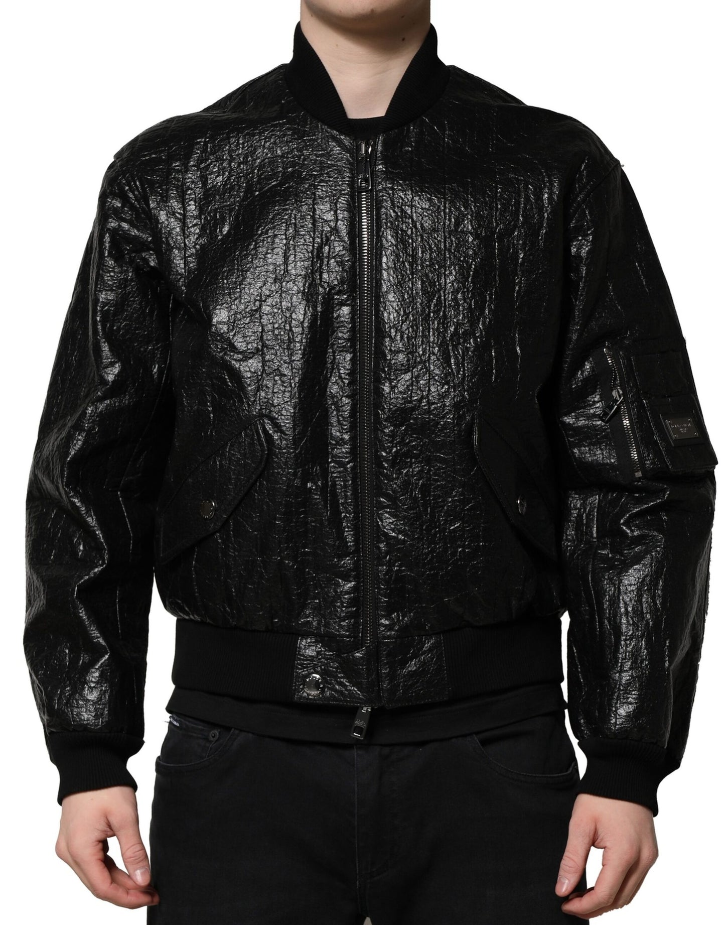 Chaqueta bomber negra con cremallera completa y placa con el logotipo