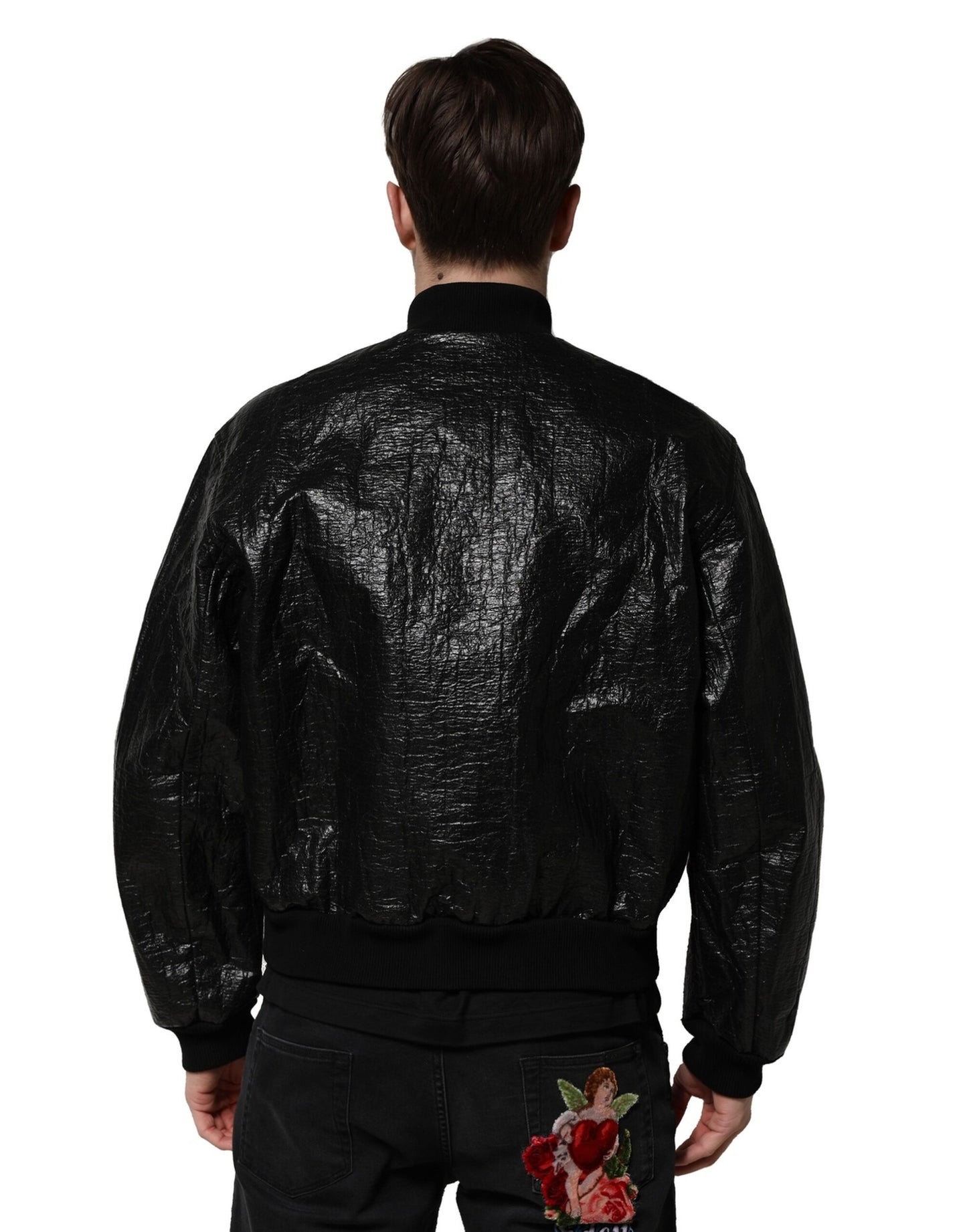 Chaqueta bomber negra con cremallera completa y placa con el logotipo