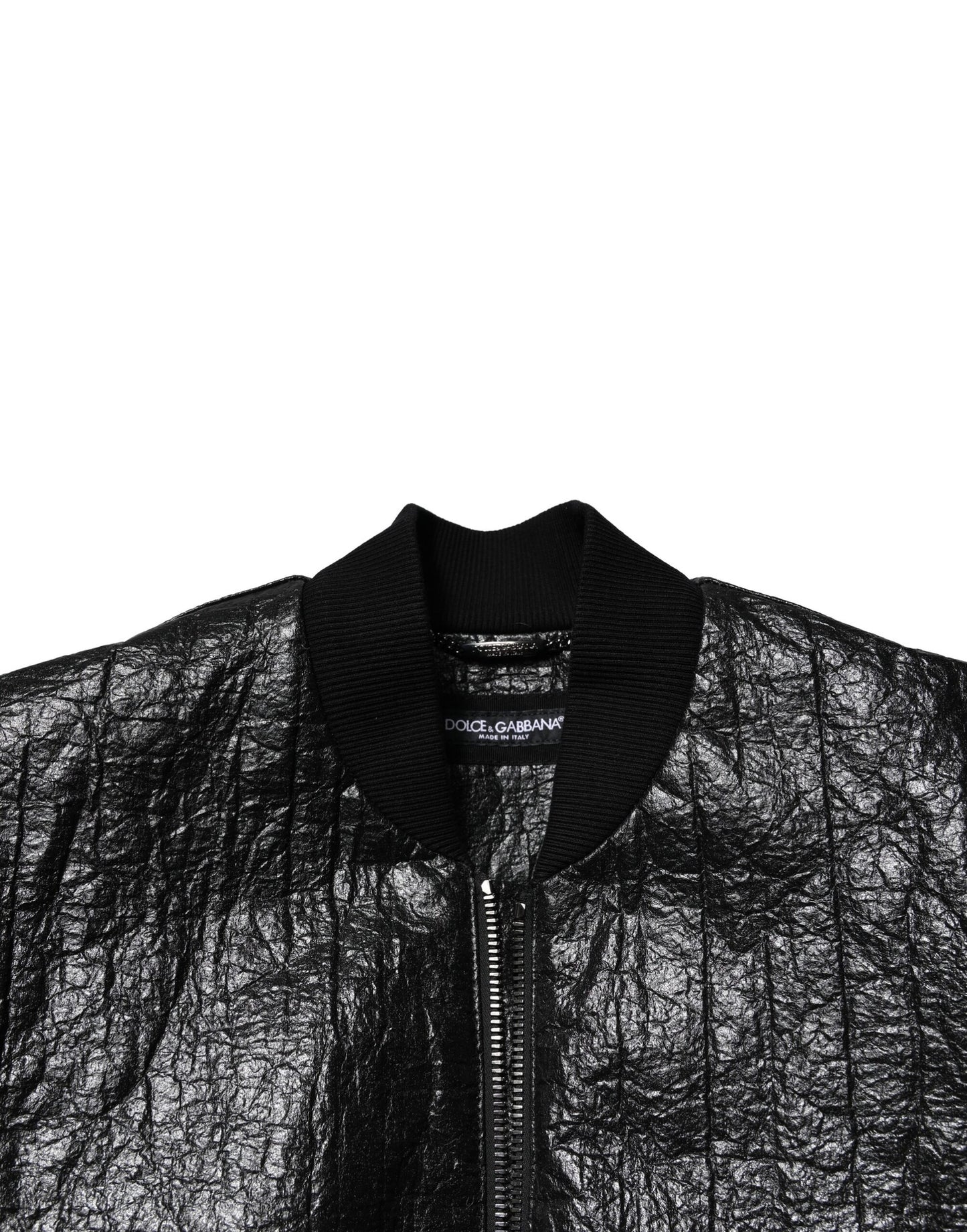 Chaqueta bomber negra con cremallera completa y placa con el logotipo