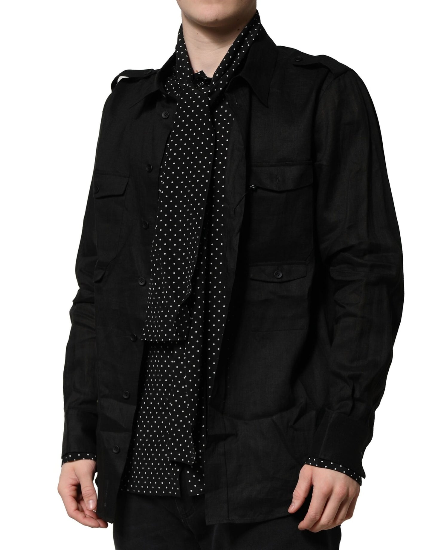 Camisa informal con cuello de lunares negros y lazo