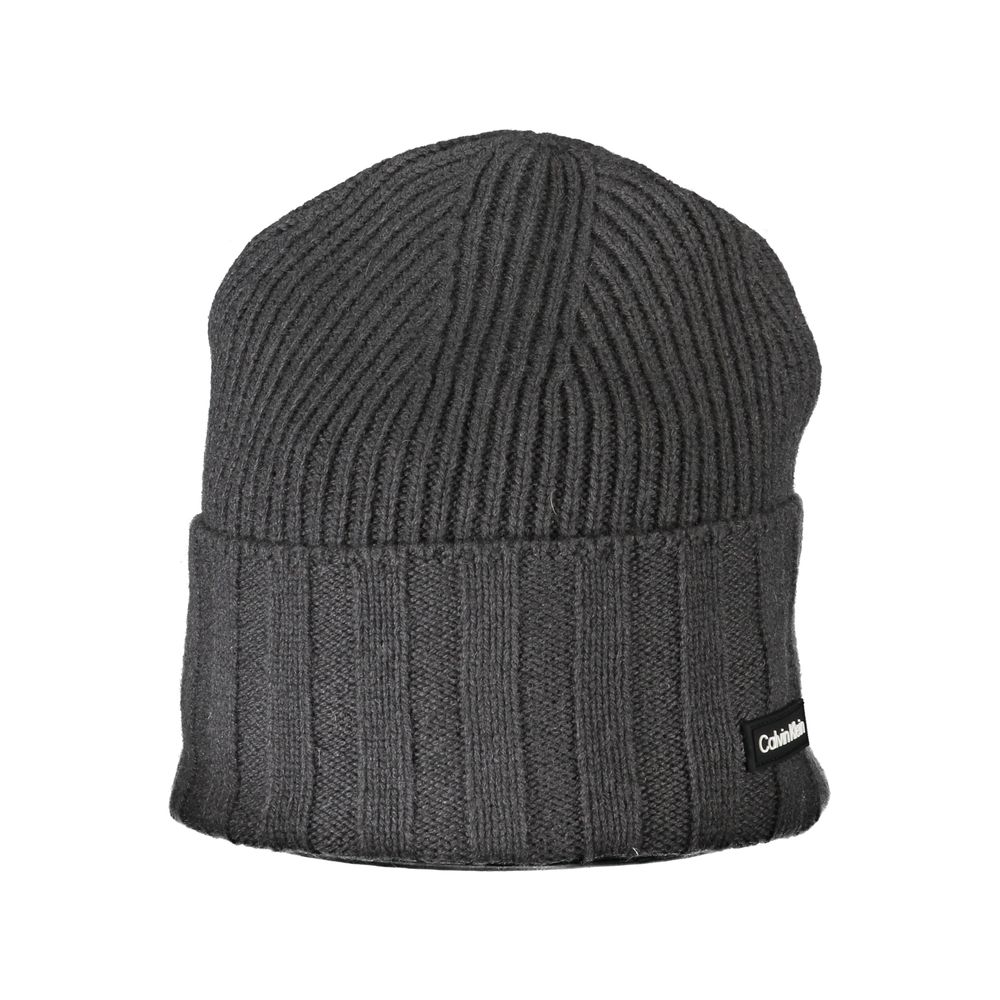 Elegante sombrero gris con detalle en contraste
