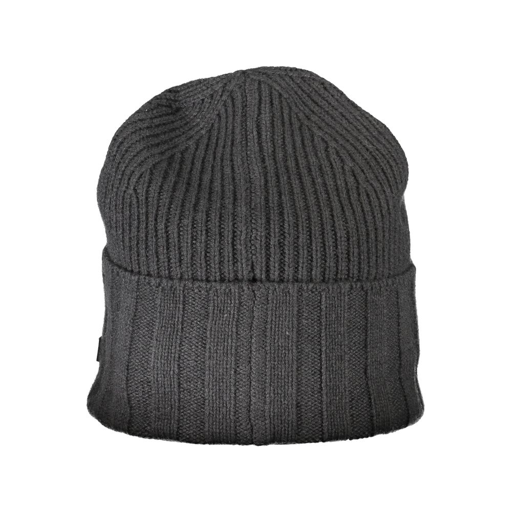 Elegante sombrero gris con detalle en contraste