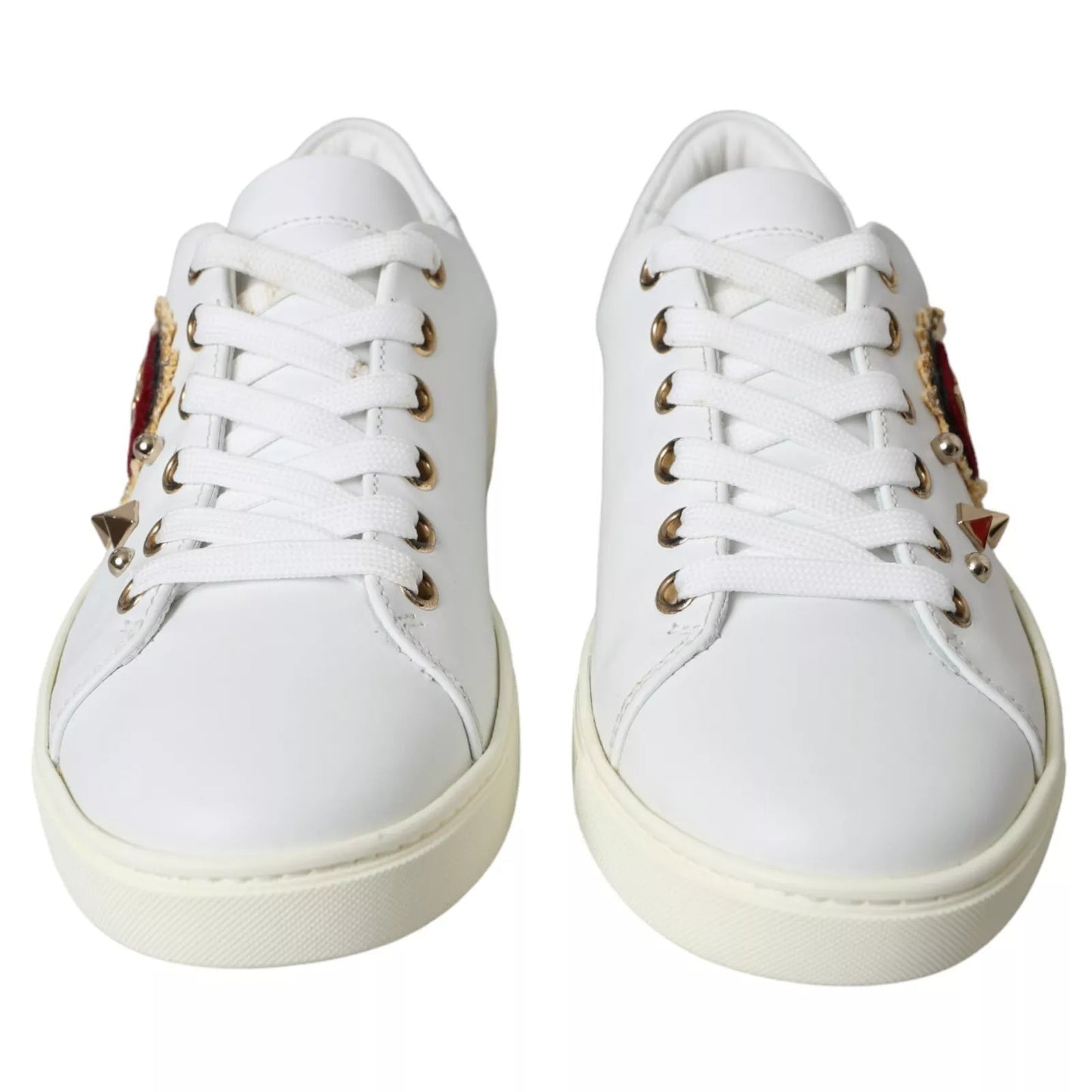 Zapatillas deportivas de cuero blanco con corazones rojos y dorados