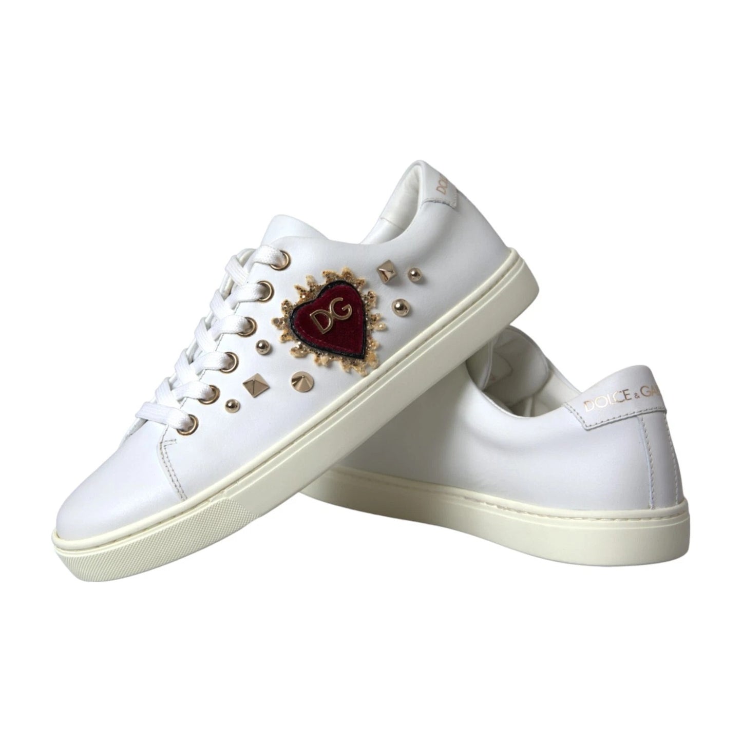 Zapatillas deportivas de cuero blanco con corazones rojos y dorados