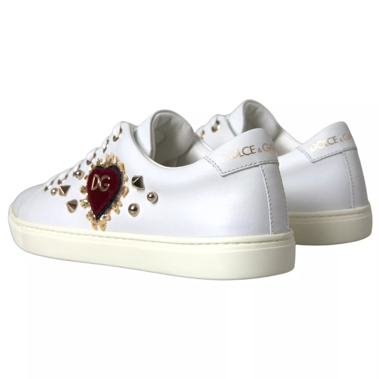 Zapatillas deportivas de cuero blanco con corazones rojos y dorados