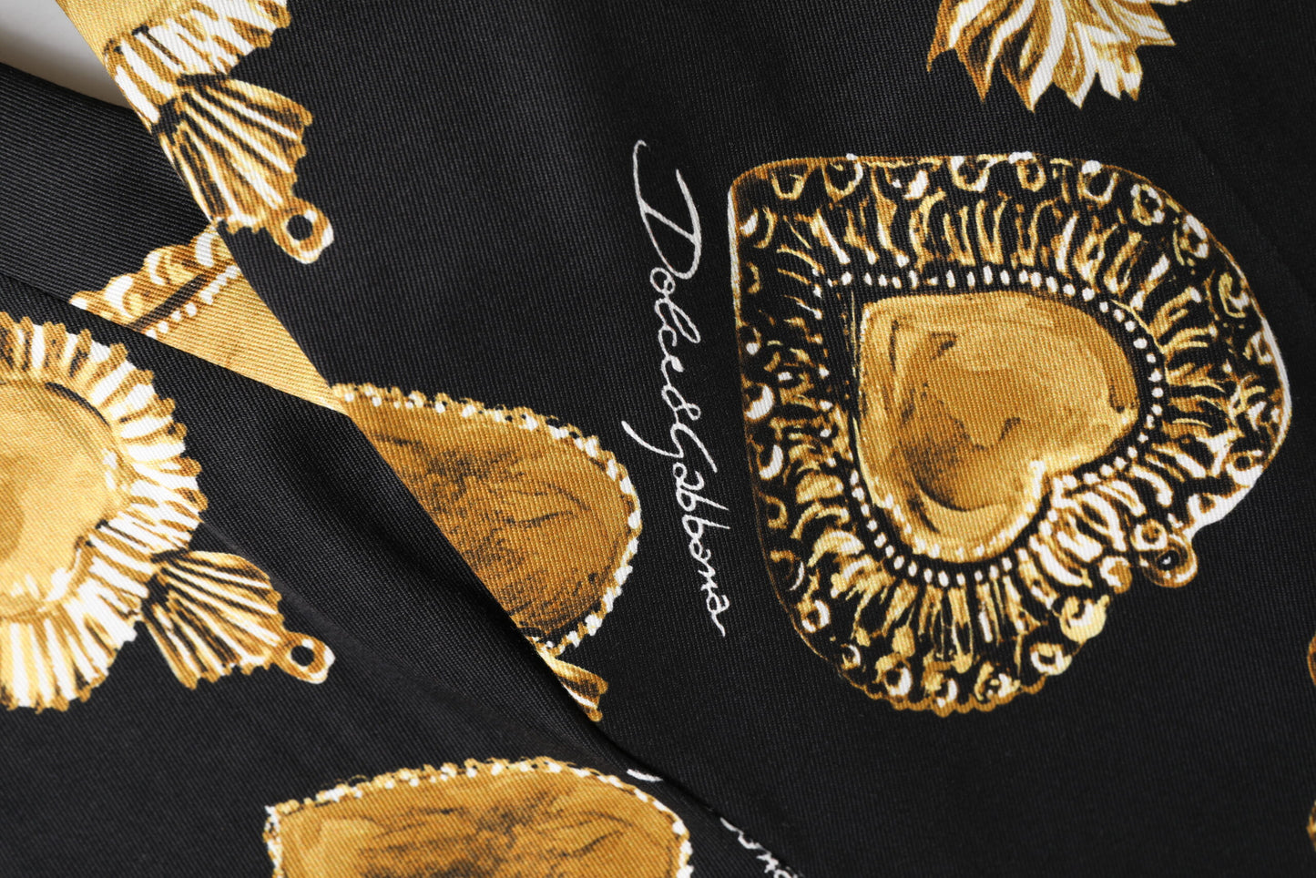Pantalones con estampado del Sagrado Corazón en negro y dorado