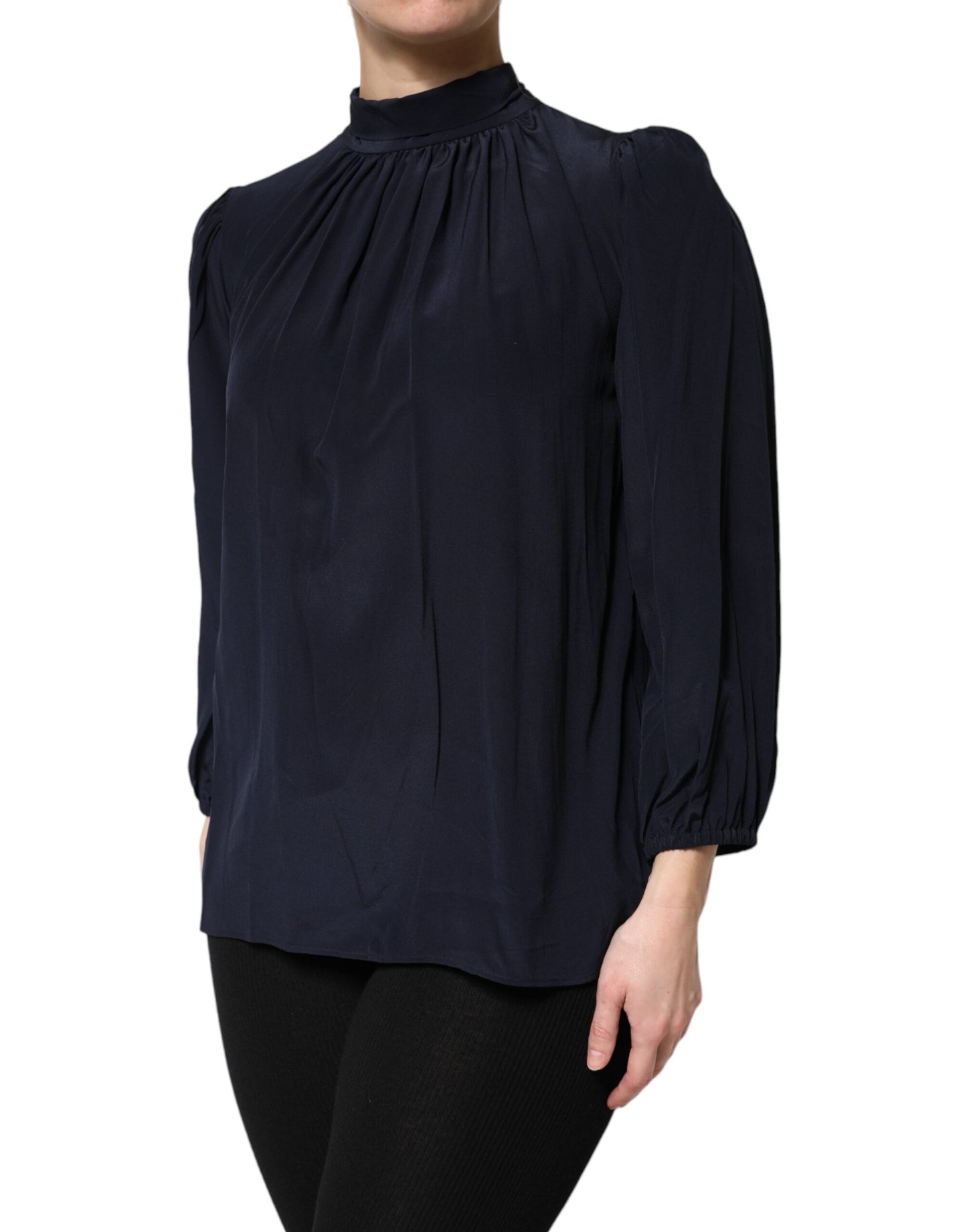 Blusa de seda azul con cuello alto y mangas largas