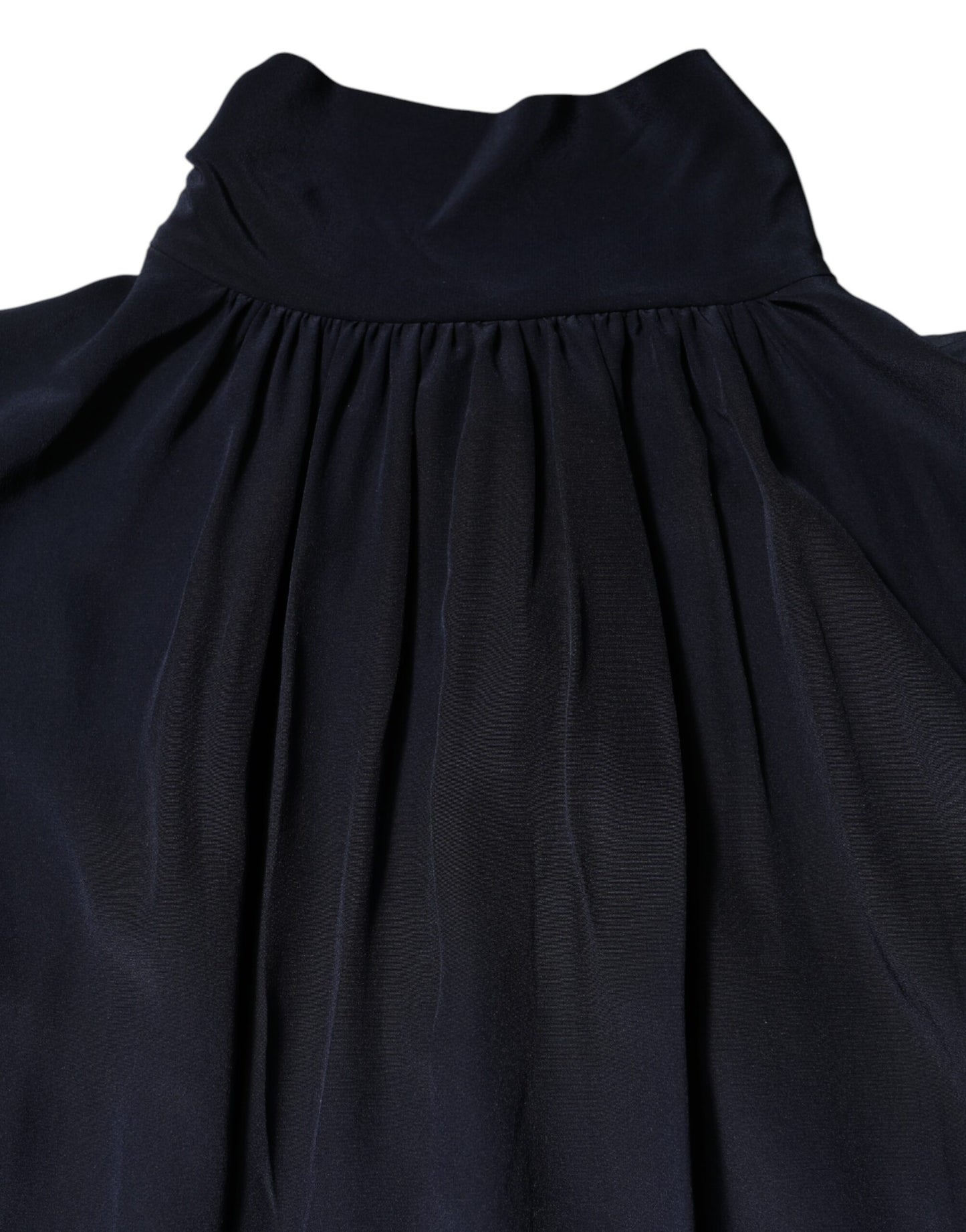 Blusa de seda azul con cuello alto y mangas largas